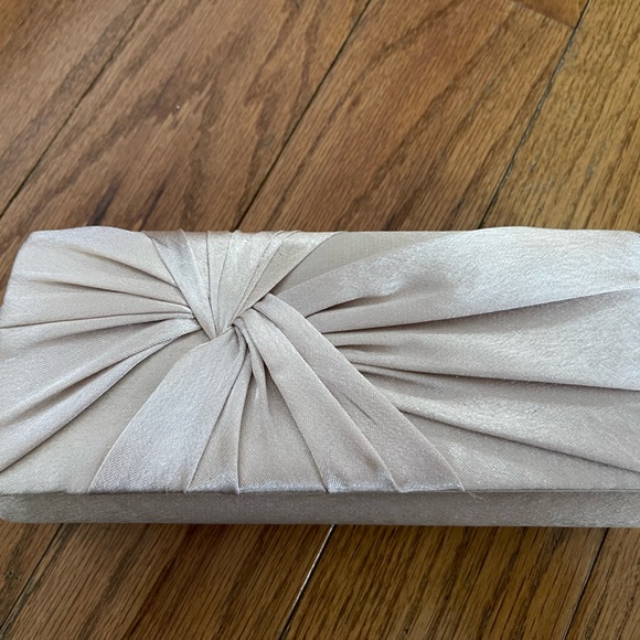 Gold champagne clutch purse with optional chain Perfect for Prom or Wedding - Picture 3 of 6